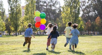 Bambini-che-giocano-al-parco